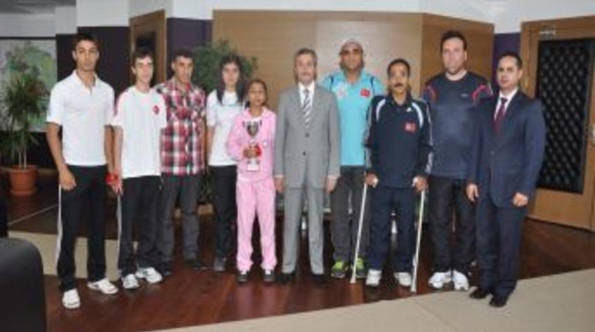 Başarılı Sporcular Cumhuriyet Altınıyla &Ouml;d&uuml;llendirildi