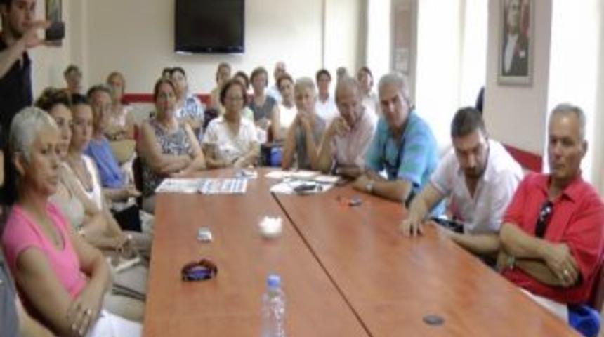 Chp’li Vekillerden Atatürk Posterlerinin Çöpe Atılmasına Tepki