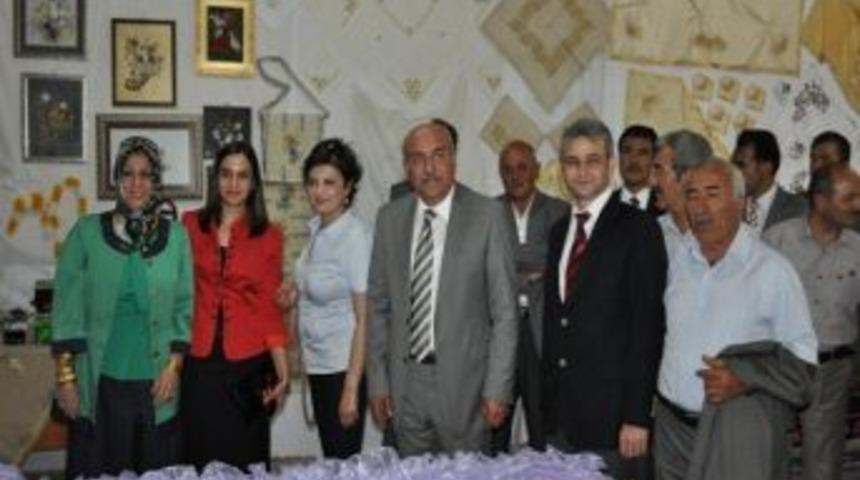 Demir&ouml;z&uuml;l&uuml; Gen&ccedil; Kızlar El Emeklerini Sergiledi