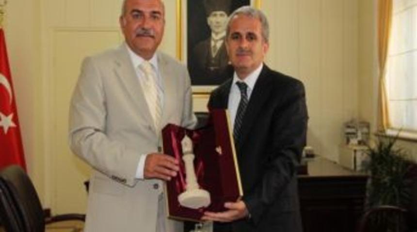 Kara Yolları B&ouml;lge M&uuml;d&uuml;r&uuml; Yeşil&rsquo;den Vali İpek&rsquo;e Veda Ziyareti