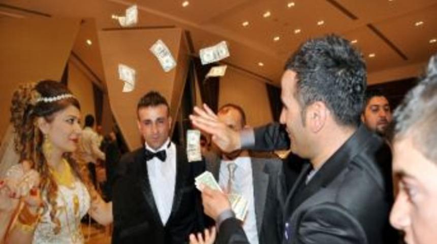 Aşiret D&uuml;ğ&uuml;n&uuml;nde Dolarlar Havada U&ccedil;uştu