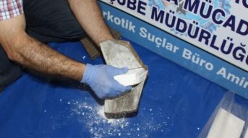 Polisi G&ouml;r&uuml;nce, Kokaini Arabadan Atmaya &Ccedil;alıştılar