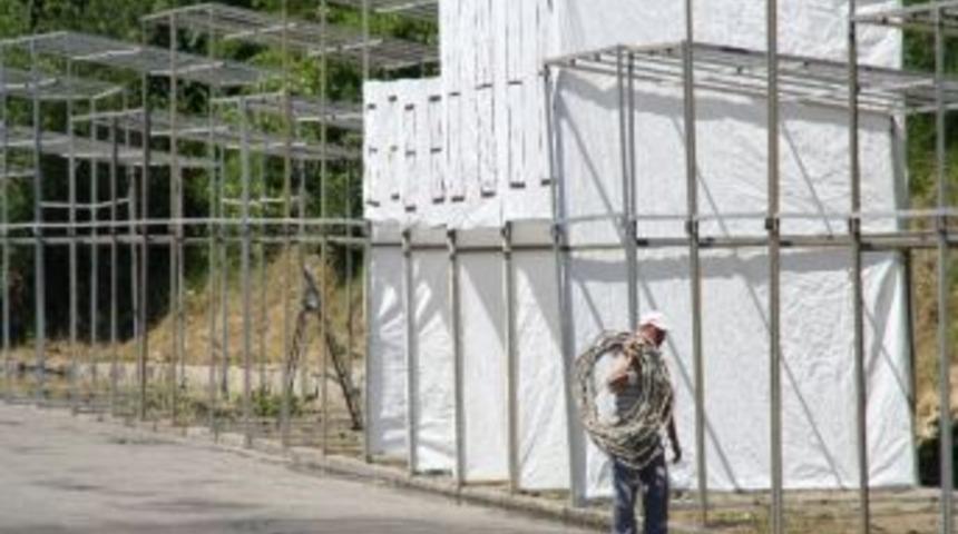 Devrek&rsquo;te Yaz Şenlikleri İ&ccedil;in Standlar Kurulmaya Başlandı