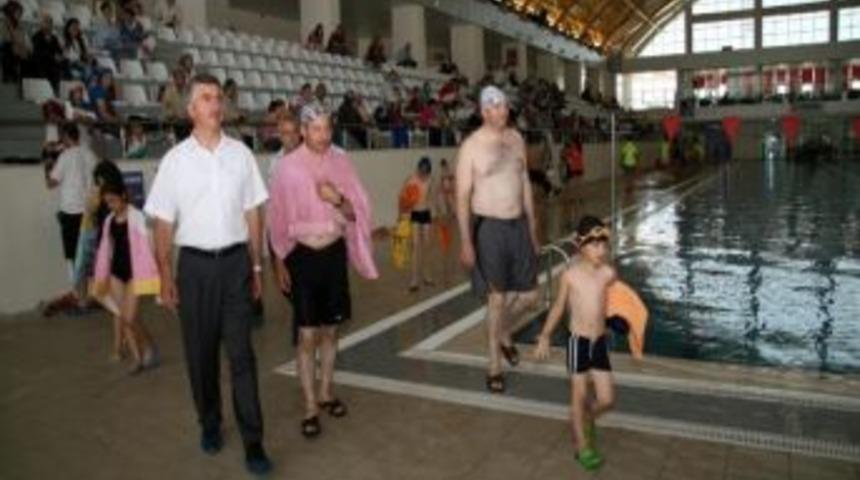 Başkan Dişli &Ouml;ğrencilerle Havuz Keyfi Yaptı