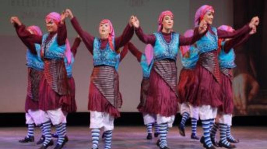 Bayraklı Halk Oyunlarıyla Coştu