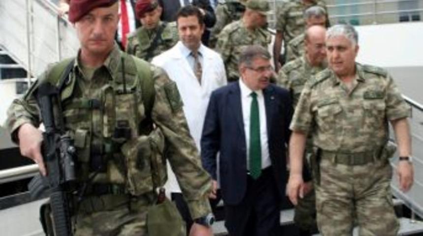 İ&ccedil;işleri Bakanı Şahin Ve Genelkurmay Başkanı &Ouml;zel Yaralı Askerleri Ziyaret Etti