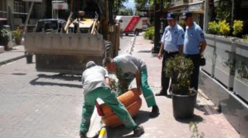 İzmit'te Kırık Saksılar Değiştiriliyor