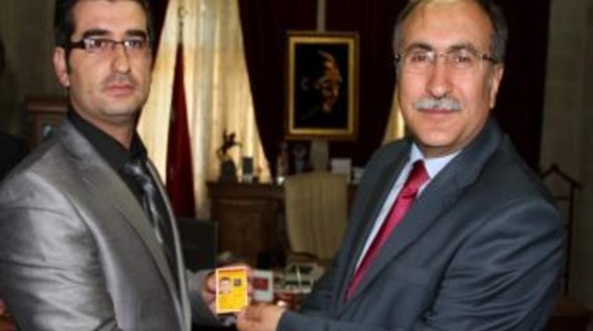 Nevşehir&rsquo;de S&uuml;rekli Basın Kartı Taşımaya Hak Kazanan Gazetecilere Kartlarını Vali Savaş Verdi