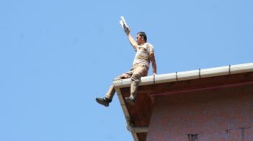 Şehitlerin El&ccedil;isi Olduğunu S&ouml;yleyen Bir Kişi &Ccedil;atıdan Boşluğa Atladı