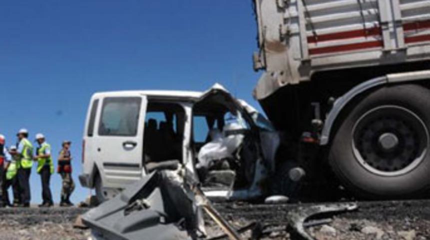 Kamyonet TIR'a &ccedil;arptı: 3 &ouml;l&uuml;