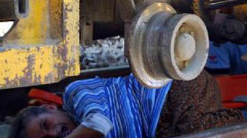 Buraj makinesinin altında kaldı