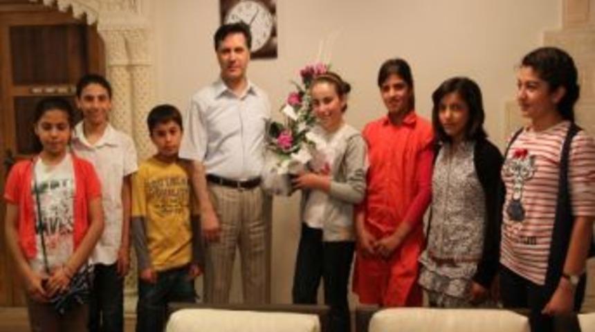 Bilge K&ouml;y&uuml; &Ccedil;ocukları Vali Ayvaz&rsquo;ı Ziyaret Etti