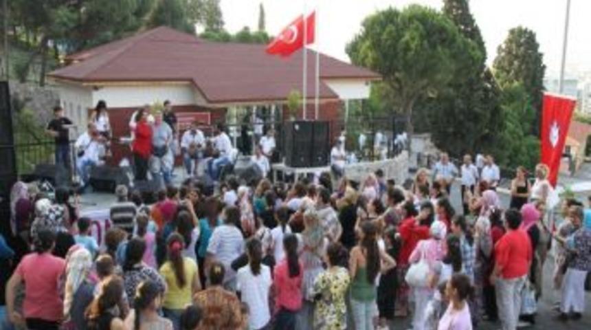 Yeni Merkezde Kurslara Katılmak İsteyen 300 Kadın Kaydını Yaptırdı.