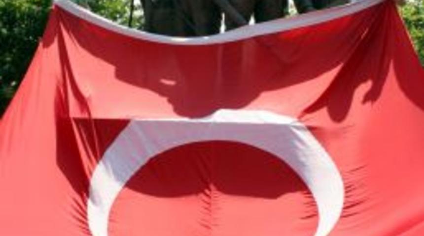 Osman Ağa Heykeli'ne Dev T&uuml;rk Bayrağı Asıldı