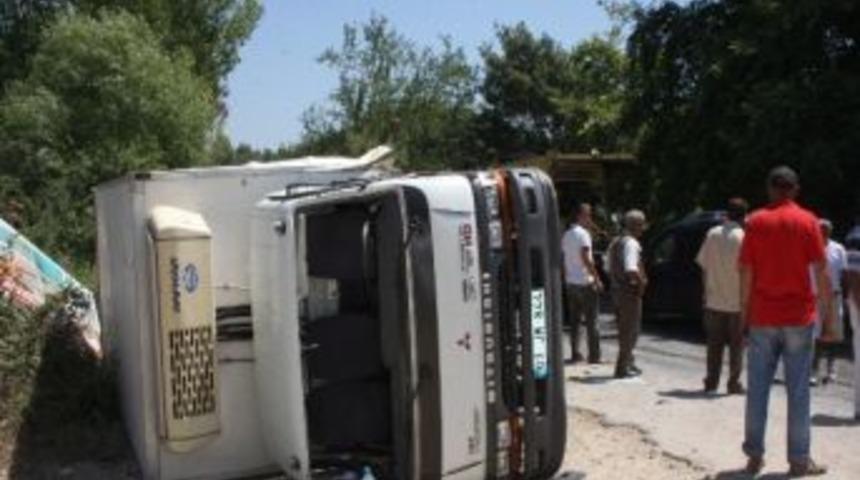 Naras K&ouml;pr&uuml;s&uuml;nde Kamyon Kazası: 4 Yaralı