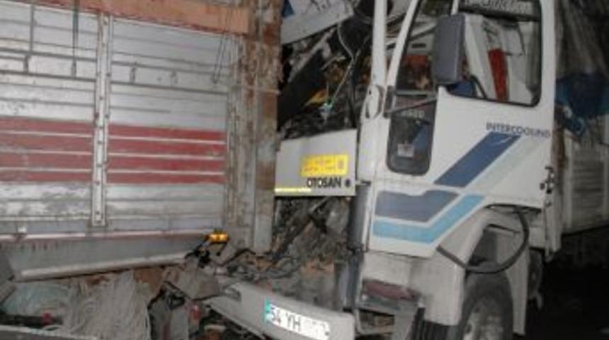 Hurdaya D&ouml;nen Kamyondan Sağ &Ccedil;ıktı