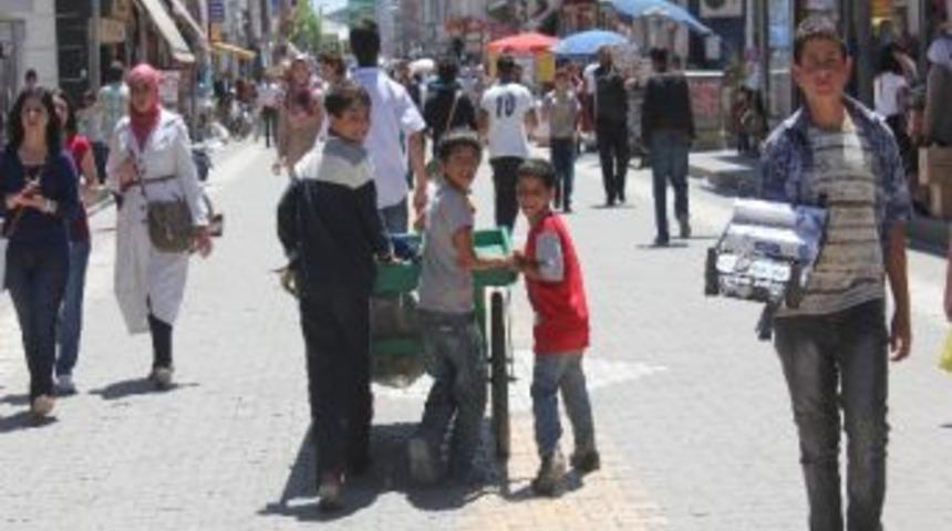 Yaz Tatili İle Birlikte Sokakta &Ccedil;alışan &Ccedil;ocuk Sayısı Arttı