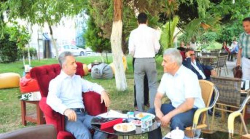 Beylikd&uuml;z&uuml;'nde A&ccedil;ık Havada Vatandaşlarla &Ccedil;ay Saati