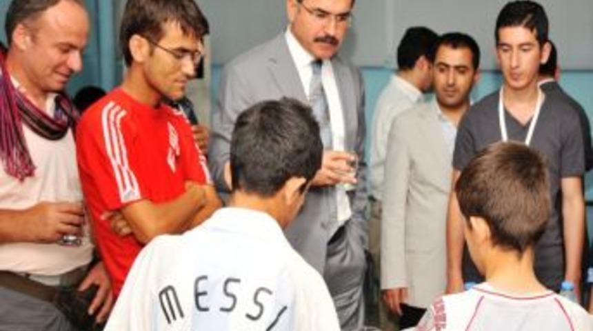 Vali Turhan, Boyacı &Ccedil;ocukların Sandığını Aldı Yerine Har&ccedil;lık Verdi