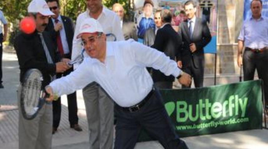 Vali, Spora Dikkat &Ccedil;ekmek I&ccedil;in Sokakta Tenis Oynadı