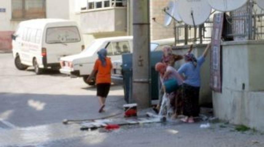 Edremitli Hanımlar &Ccedil;amaşırhaneyi Sokağa Taşıdı