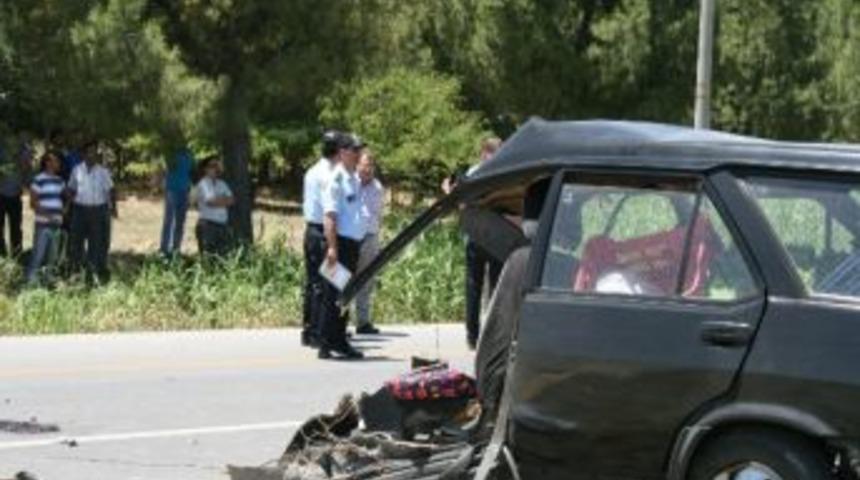 Otomobil Kazada İkiye B&ouml;l&uuml;nd&uuml;: 1 &Ouml;l&uuml;, 1 Yaralı