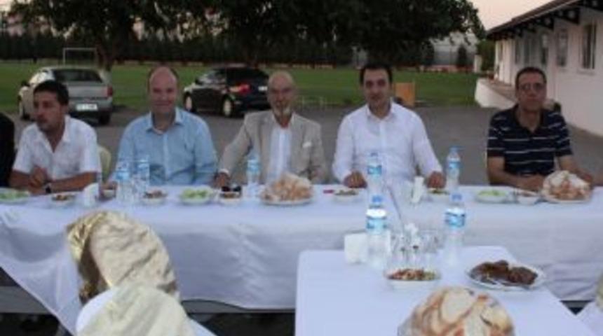 Manisaspor Y&ouml;netimi Eski Futbolcularını Yemekte Ağırladı