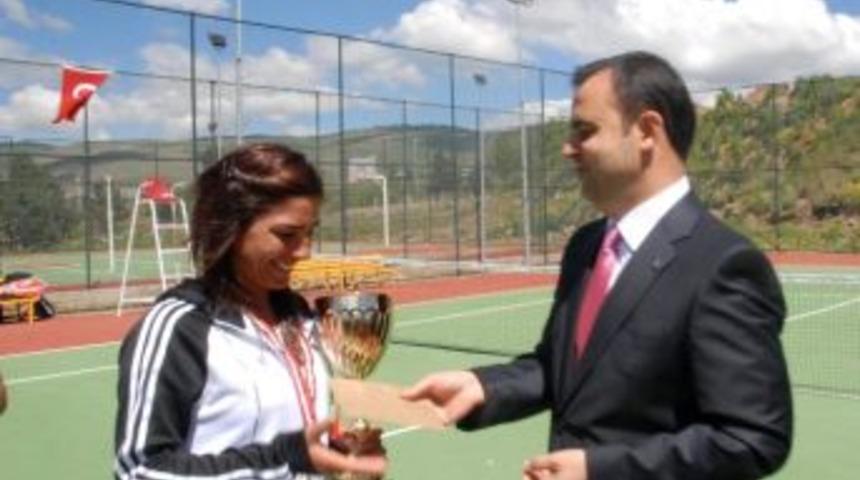 Sarıkamış D&uuml;zenlenen 1.tenis Turnuvası Sona Erdi