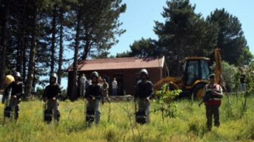 Uludağ'ın Eteğindeki Ka&ccedil;ak Evler Yıkıldı