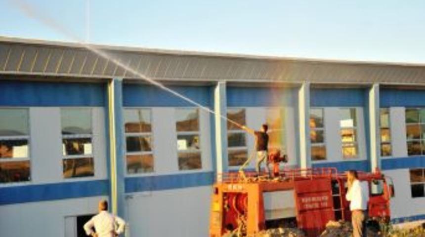 Vali, Spor Salonunun &Ccedil;atısını Test Etmek I&ccedil;in Itfaiye Aracından Su Sıktırdı