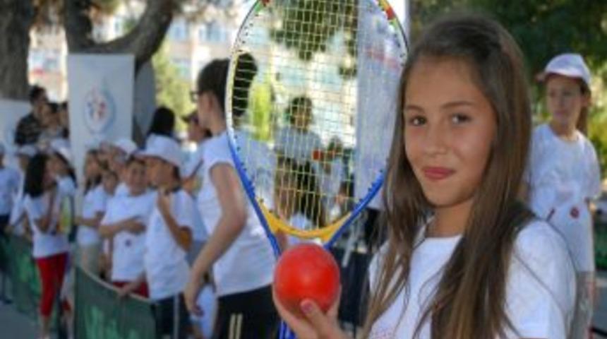 &lsquo;tenis Sokağa İndi&rsquo;