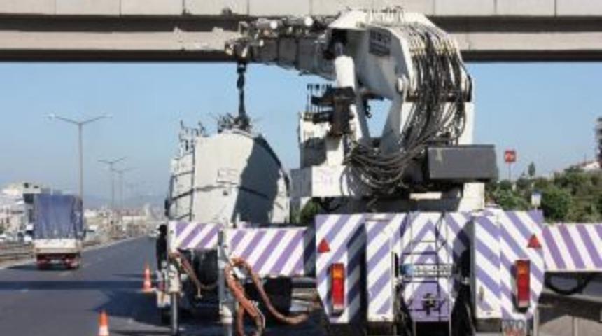 Tır Dorsesi K&ouml;pr&uuml;ye Takıldı