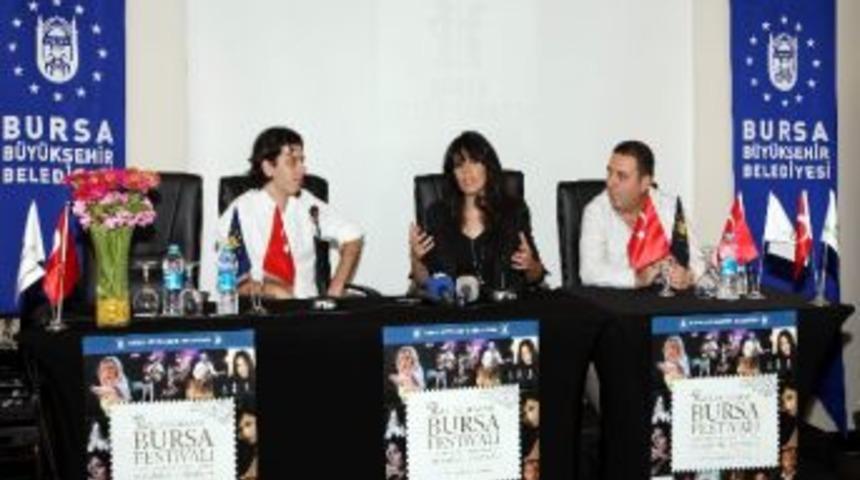 &Uuml;nl&uuml; Sanat&ccedil;ı Yasmın Levy T&uuml;rk Starlara Hayran