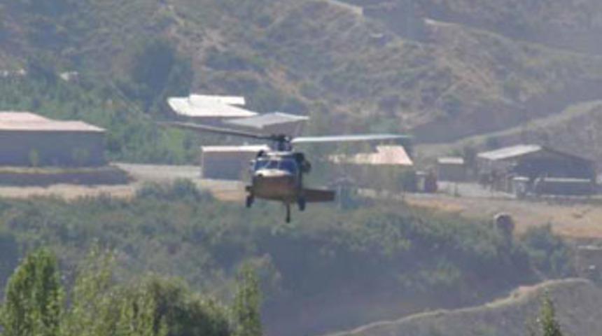 Ter&ouml;ristler termale karşı şemsiye kullandı