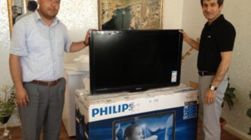 Pegasus Y&ouml;netim Kurulu Başkanı Sabancı'dan &Ouml;ğrencilere Karne Hediyesi