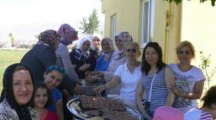 Sevgi Evi &Ccedil;ocukları Mangal Keyfi Yaptı