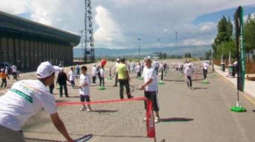 Sokak Tenisi G&ouml;sterileri B&uuml;y&uuml;k İlgi G&ouml;rd&uuml;