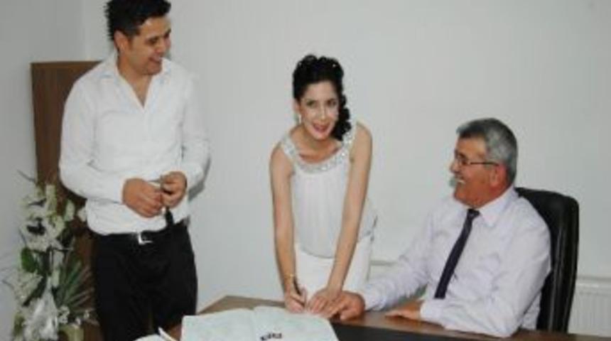 Gazeteci &Ccedil;ift D&uuml;nya Evine Girdi