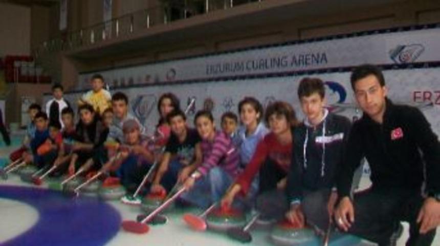 &Ccedil;ocuklar Spor Yapıyor Anneleri Kur&rsquo;an Okuyor