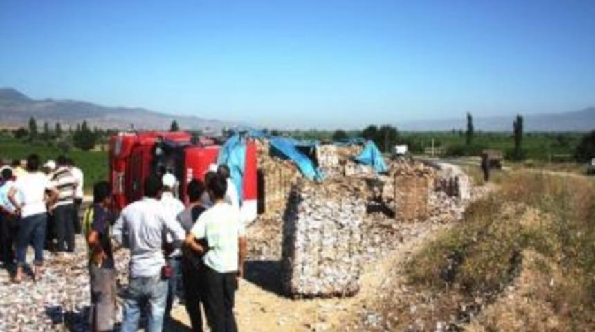 Sarıg&ouml;l'de Tır Devrildi: 1 Yaralı