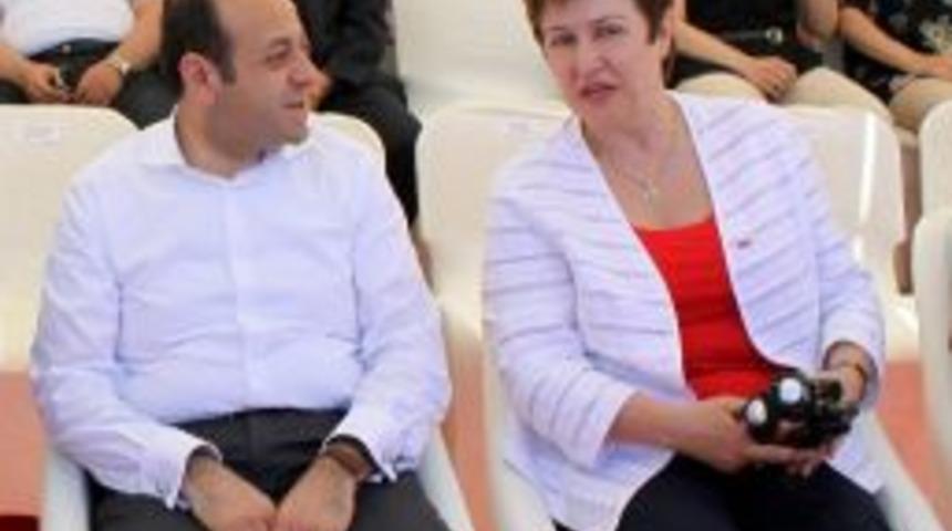 Egemen Bağış&rsquo;ın G&ouml;mleği Dikkat &Ccedil;ekti