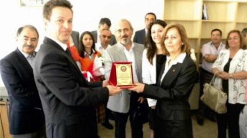 Ayşe Uzunlu&rsquo;dan Develi Fatih İlk&ouml;ğretim Okulu&rsquo;na K&uuml;t&uuml;phane