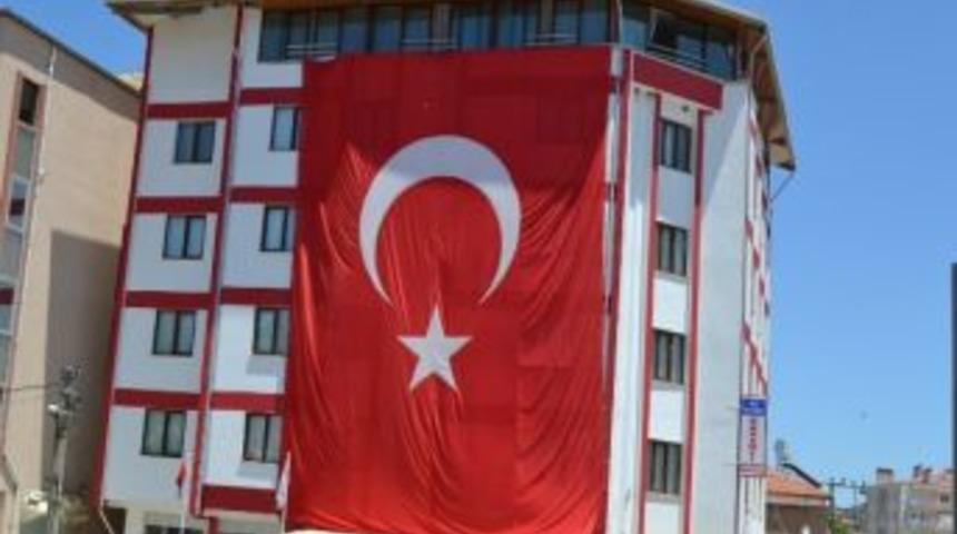 Ter&ouml;r Saldırısına Ay Yıldızlı Protesto