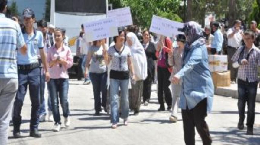 Adliyenin Kapanmasına 'yumurtalı' Protesto