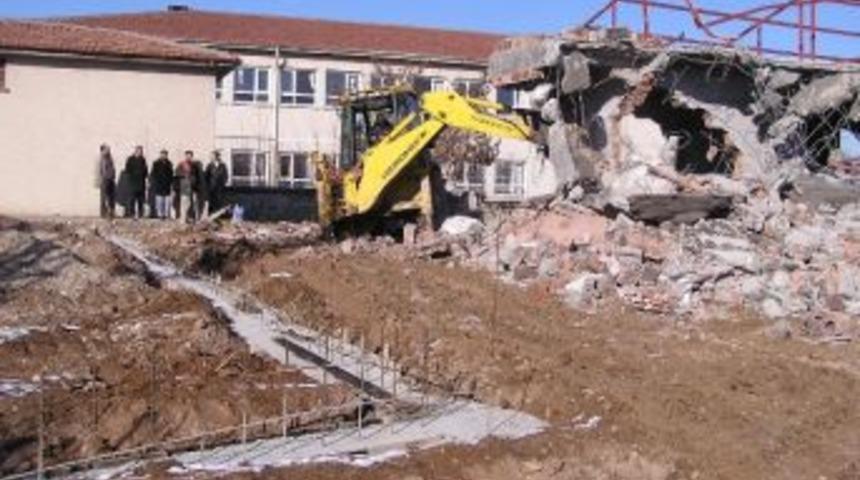 Malatya Belediyesi Ermeni Mezarlığı'nda Yıktığı Binaları Yeniden Yaptırıyor