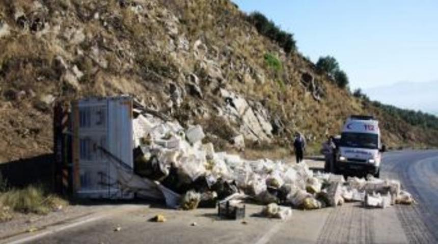 Muz Yüklü Kamyon Devrildi