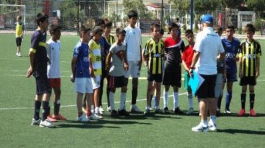 Geleceğin Futbol Yıldızları Hayalleri İ&ccedil;in Ter D&ouml;kt&uuml;