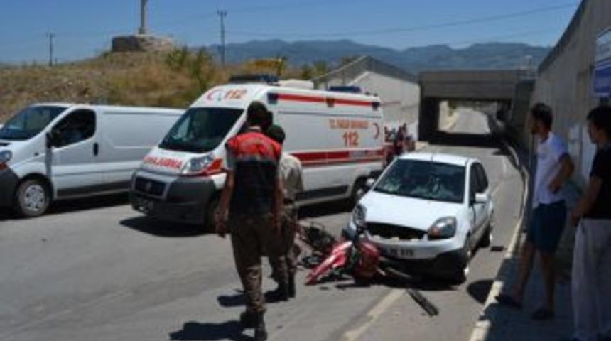 Otomobille &Ccedil;arpışan Motosikletli Yaralandı
