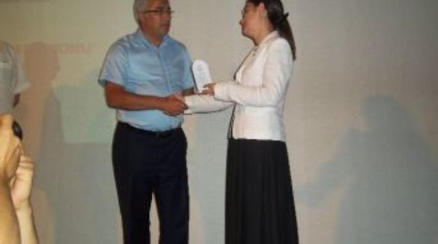 Başkan G&uuml;ler'den Boşnaklara Teşkk&uuml;r Plaketi