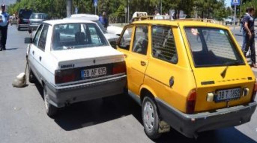 Zincirleme Kazada 4 Ara&ccedil; Birbirine Girdi